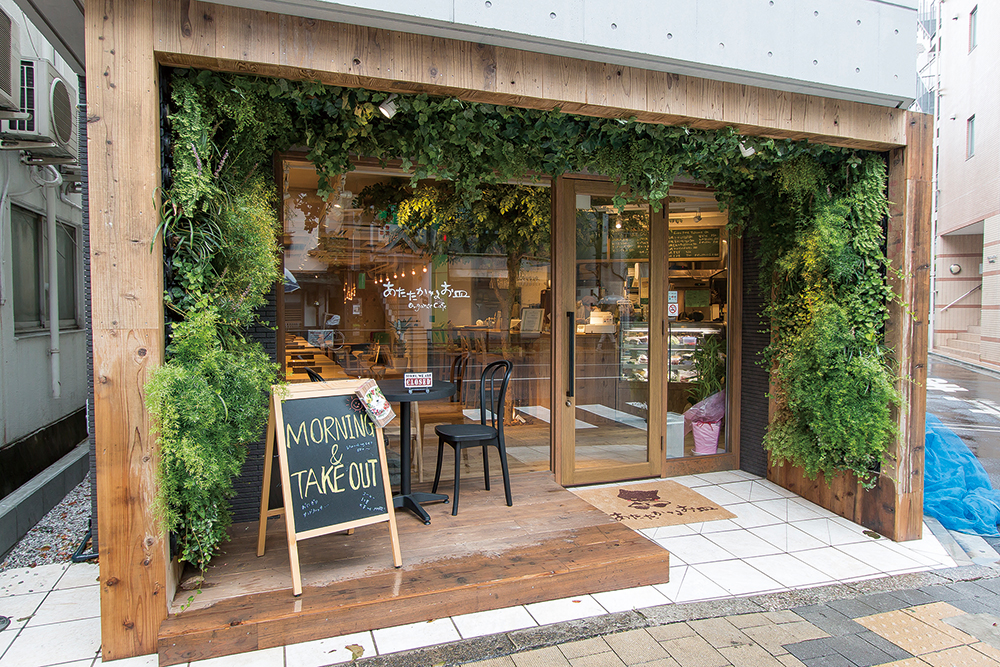 吉祥寺のレストラン「あたたかなお皿」では店内外にグリーンを設置。屋外は生の植栽を用い、店内のシンボルツリーは幹部分に本物の樹木を使って葉や枝ぶりはフェイクグリーンで演出した