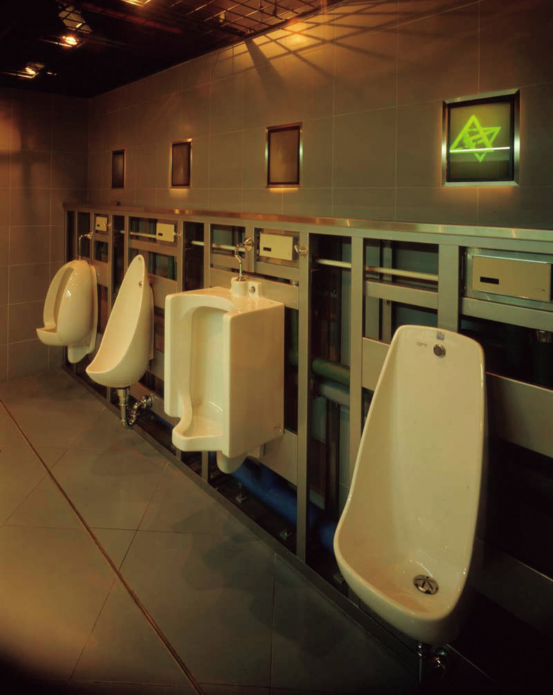 「松屋銀座コンフォートステーション（1987）」（設計／早川邦彦建築研究室）の男性用トイレ
