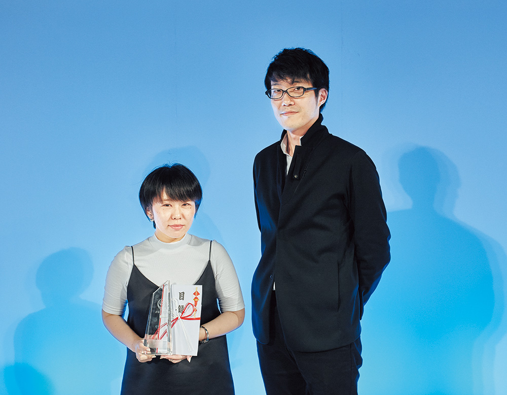 グランプリを受賞した今田夕稀さん（左）と審査委員長を務めたnendoの佐藤オオキさん