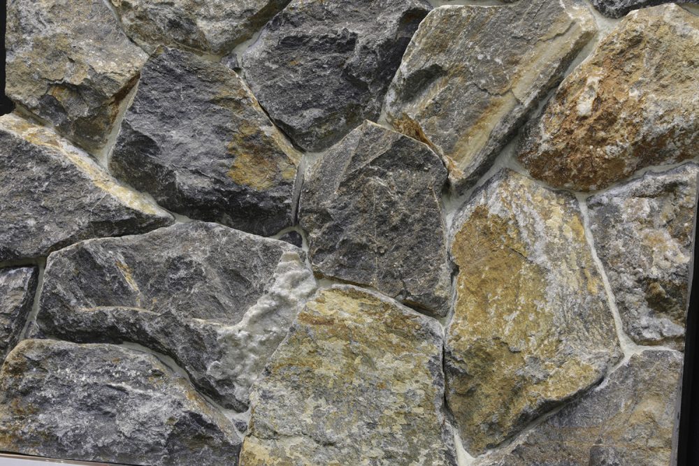 ギリシャ産のトラキアストーン（石英岩）の塊を積み上げたような仕上げ「ロックフェイス アクロン」。近年は、より表情に味わいのある石材が人気だという
