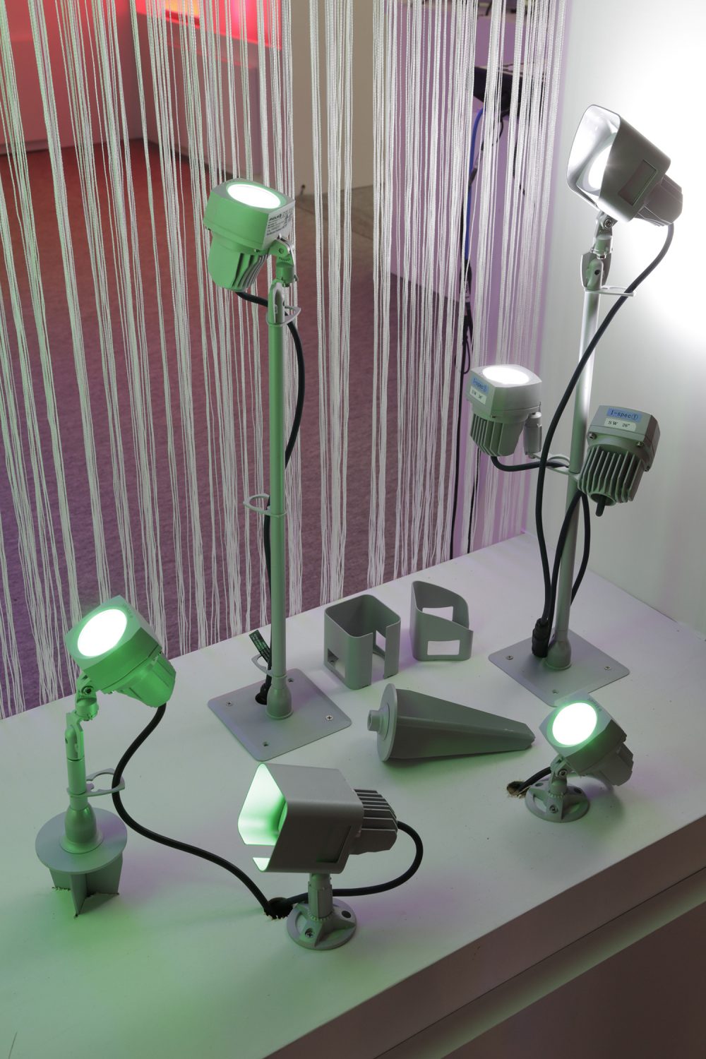 「屋外向けRGBWマルチチップLED照明器具「ArcSouce outdoor 4MC」。屋外での多様な利用を想定しカバーなどのオプションパーツを豊富にそろえる 
