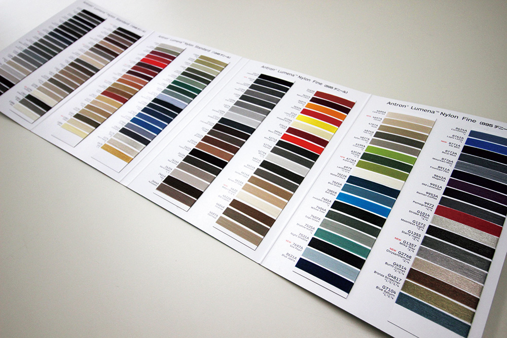 「アントロン®ルーミナ™原着ナイロン」1245デニール（82色）と895デニール（75色）の糸で、全157色の豊富な色彩ラインアップを用意している