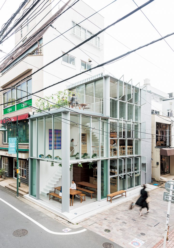 外観。1階客席のガラスの引き戸は全面開放ができ、東京・自由が丘の通りのイメージを店内に引きこむ