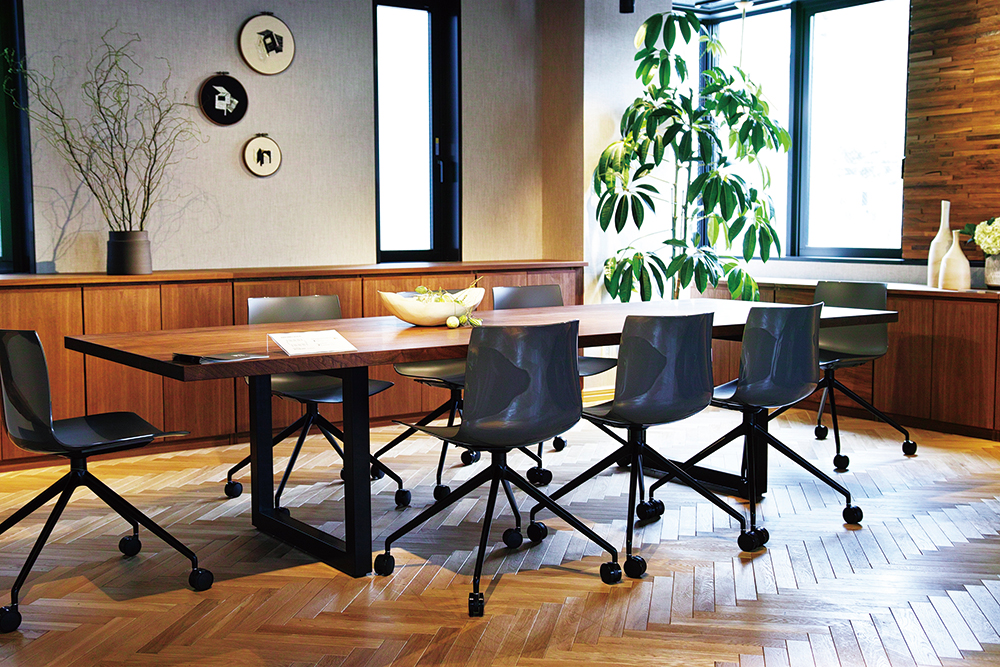 「WILDWOOD THICK41 MEETING TABLE」ウォールナット無垢材の天板が年月とともに美しく変化する。720,000 円