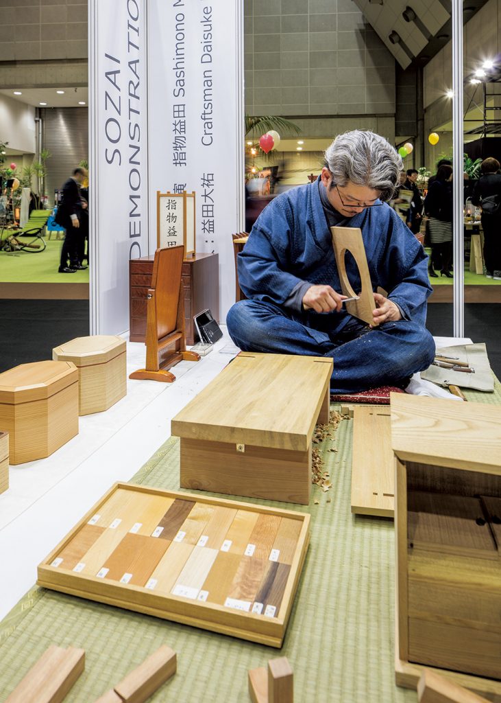 指物益田のブースでは、海外からも注目される江戸指物職人、益田大祐氏による実演コーナーを設けた。写真は小型のテーブルを製作している風景