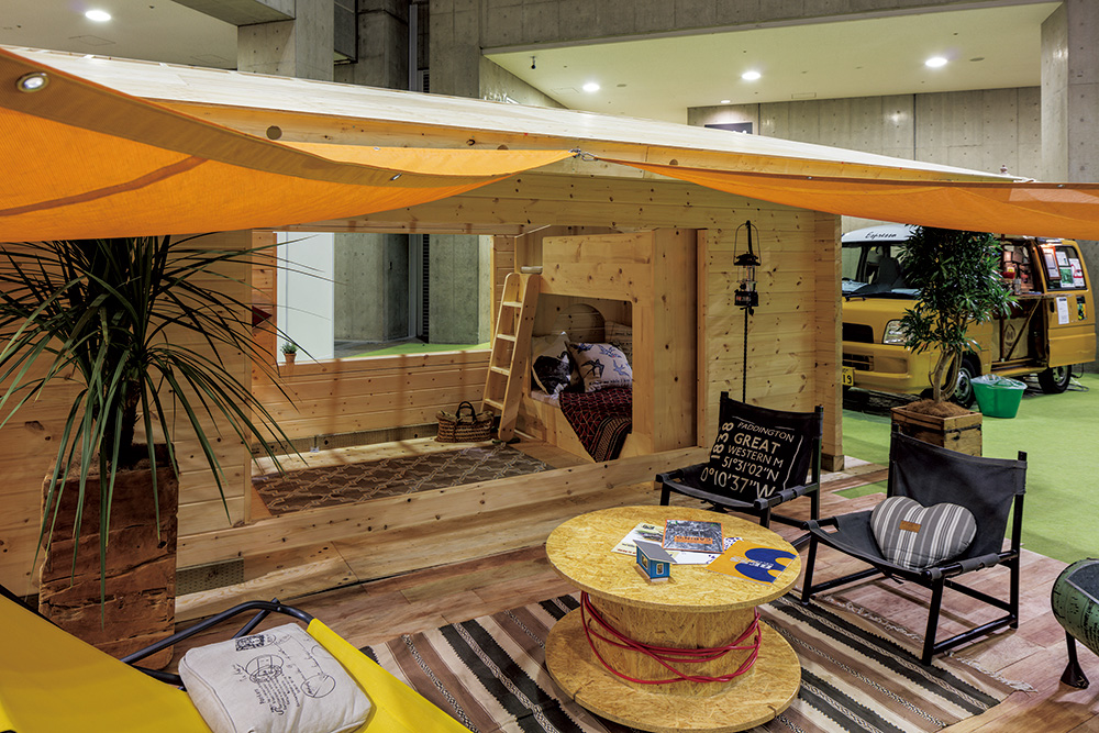 テントやキャンプ製品が並ぶグランピングのエリアでは、ログハウスメーカーのアールシーコアが、コンパクトでさまざまな場所に取り入れやすいログ小屋「IMAGO（イマーゴ）」の新しい提案を披露