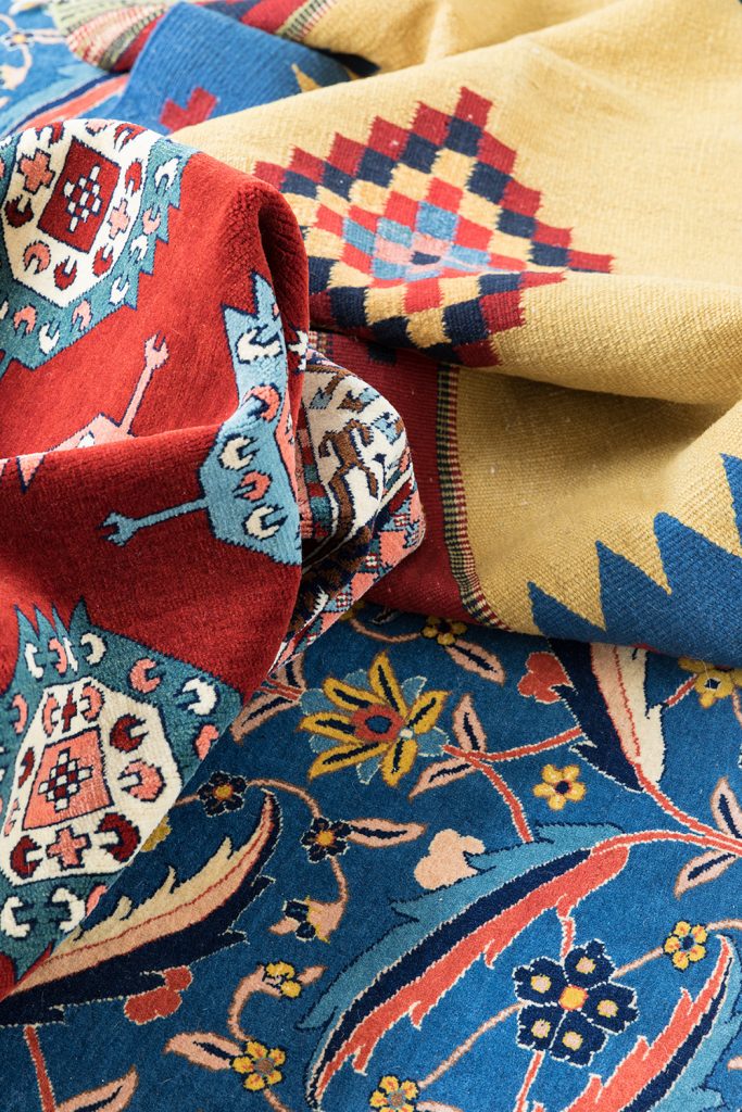 上から、日常のテーブル代わりとして使われてきた織物「キリム」55,000円、カシャンのソレマニエ・フィニィ工房の復刻絨毯「ルードハネ（“川”の意）」4,800,000円（参考価格）、トルクメン族のアンティーク絨毯700,000円（参考価格）