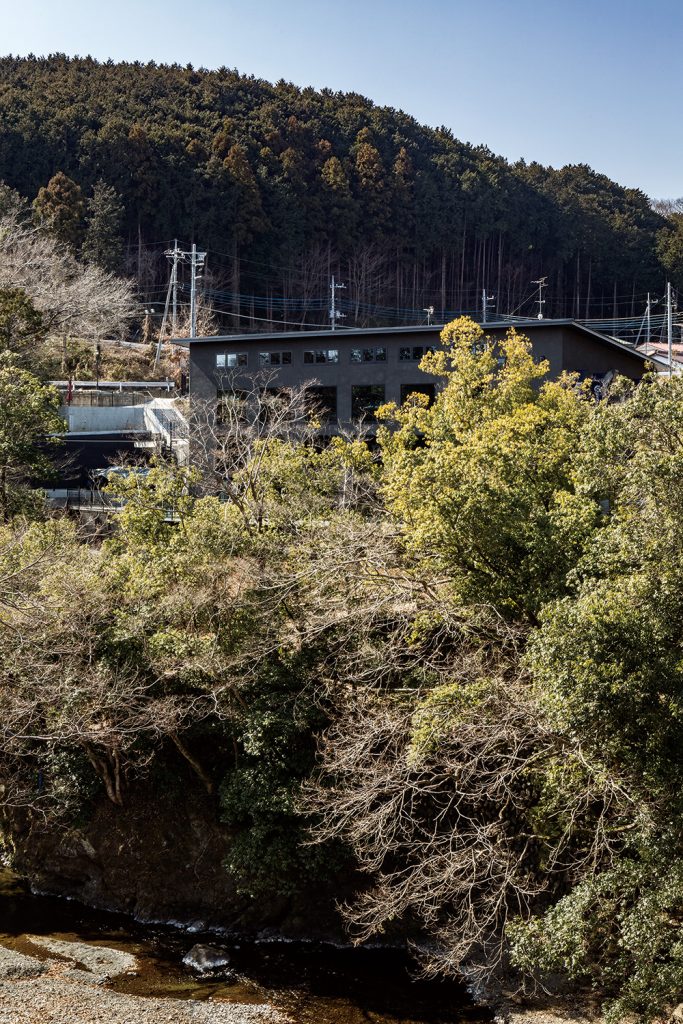 埼玉県飯能市の川原沿いの崖上に新築された