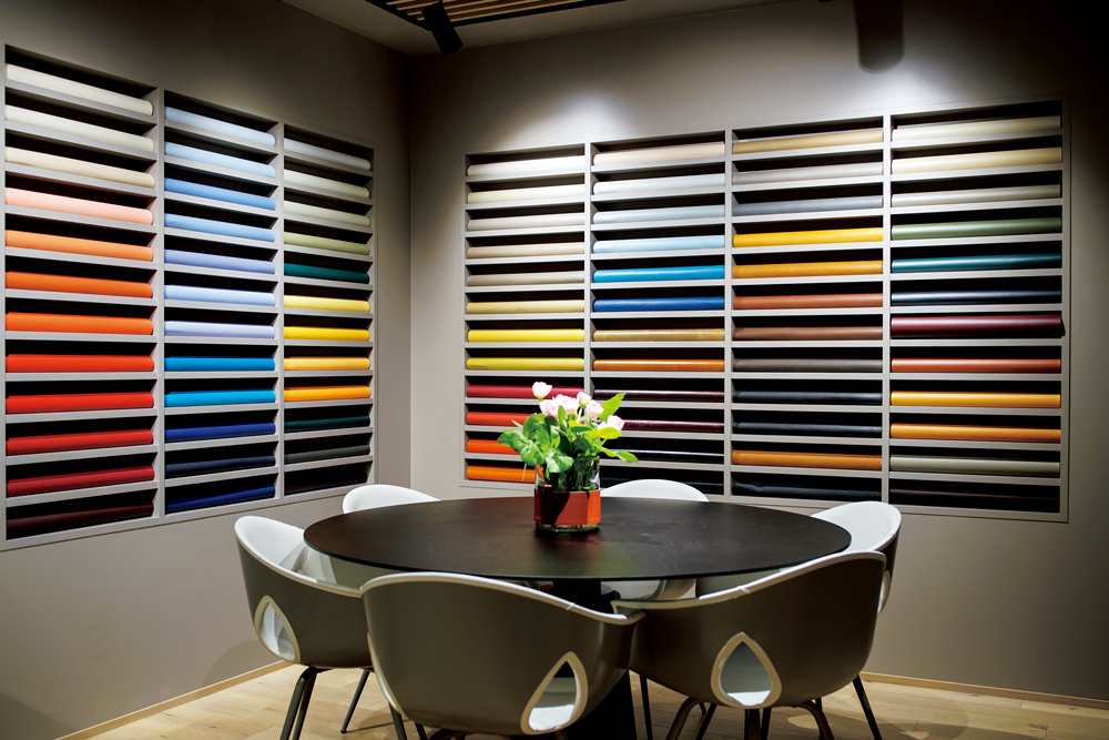 ポルトローナ・フラウの家具を彩る最高級レザー「ペレ・フラウ」を並べたレザーライブラリー。96種類以上のカラーバリエーションを持つ 