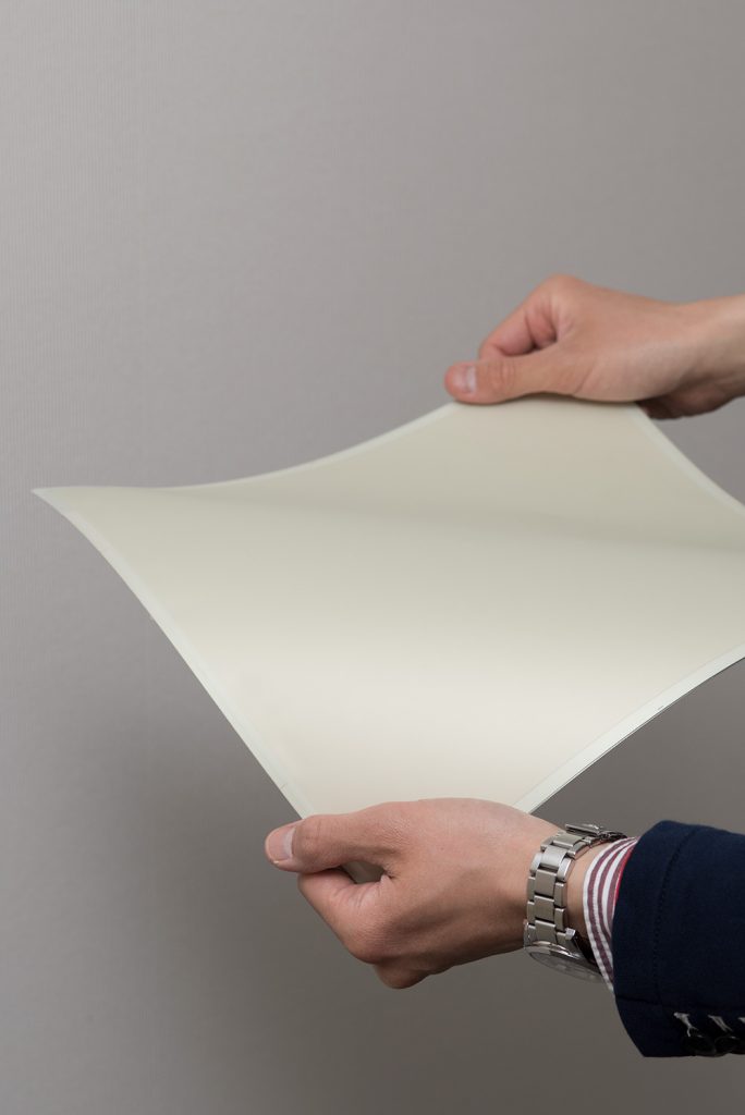 30cm角の「FLEXIBLE（フレキシブル）」シリーズ。簡単に手で曲げられる薄さだ。デザイナーの発想次第で使い方が広がる