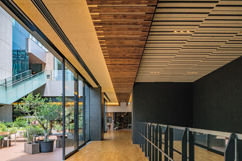 「グローバルゲート」商業エリア3階の共用通路。天井の仕上げ材にレノウッドが採用され、規格品を前面に貼った箇所（左）、木板の背後に貼った箇所（中）、短冊状にカットした箇所と、さまざまなパターンで貼られている