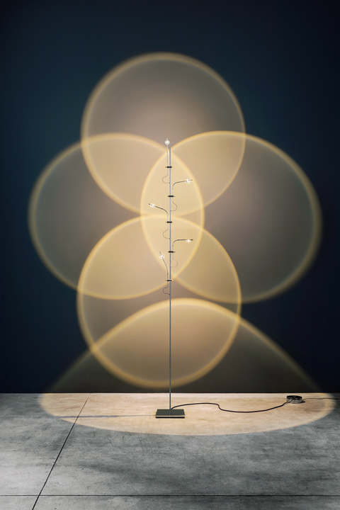 Catellani & Smithのスタンドライト「WaWa」は、細いアームの先端のLED光源がガラスレンズを透過し光の「Wa（輪）」を映し出す。アームはそれぞれ可動式で、向きや高さによってさまざまな印象が楽しめる。ベース200角×H1900　価格：300,000円