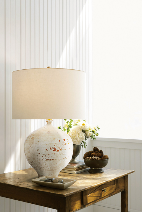 同ブランドのテーブルランプ「Gaios Table Lamp」は、コスメティックブランド「エスティー・ローダー」創業者の孫娘であるAerin Lauderがデザイン。中世やミッドセンチュリーのヨーロピアンスタイルの影響を受けた、エレガントかつ有機的な印象。全３色。Φ530×770　価格：135,000円
