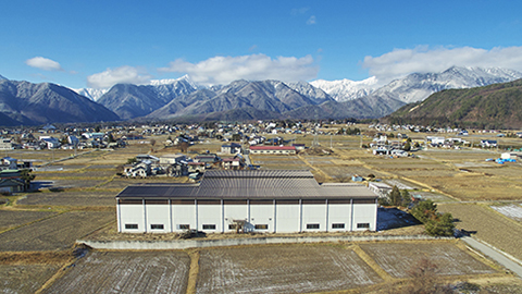 山翠舎の長野県大町にある自社工場兼倉庫には、その長い歴史の中で培ってきた木材加工や保管の技術が息づく“約800坪の巨大な倉庫”が広がる