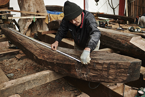山翠舎では日本古来の施工技術の継承者が古木を扱っている