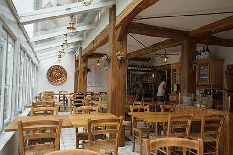 古木を使いリニューアルした南青山のイタリアンレストラン「ナプレ」。古木をコの字型にくり抜き、鉄骨の柱や梁を覆う施工方法を提案。多彩なノウハウにより、同社ではあらゆる既存の施設にマッチさせることができる