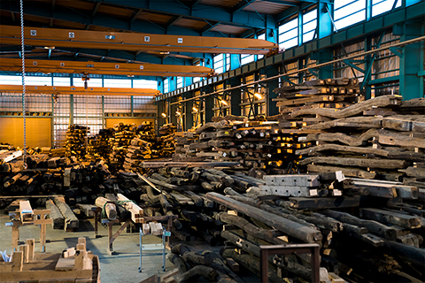 山翠舎の長野県大町にある自社工場兼倉庫内の様子。多彩なフォルムや色合いを持つ古木の見学が可能。デザインのイメージを広げながらセレクトできる 