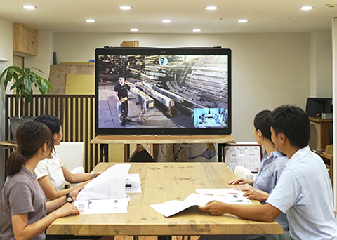 広尾にある東京支社では、大型ディスプレイを用いて遠隔での古木確認もできる。オフィス内には古木の実物もいくつか展示されている