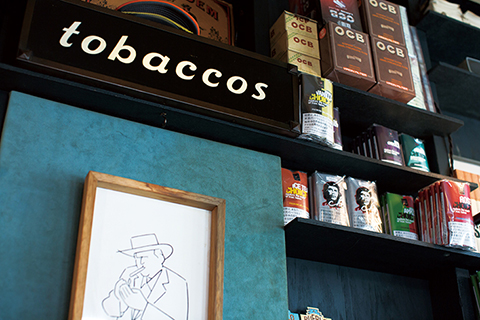 東京・南青山のシェアオフィスや飲食店などの複合施設「COMMUNE 2nd」内でタバコ・シガーを販売する「TOBACO STAND」。什器には、アートパネルの様に「Ultrasuede®」を採用し、重厚感と気品を演出している