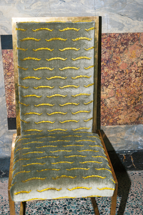 ベルベット生地にジャカード織りで波のような柄を施したデザインがユニークなDEDARの「NOUVELLES VAGUES」。ソファやイスなど張り地向けのデザインベルベット。全6色。幅1380㎜　価格：31,500円/m