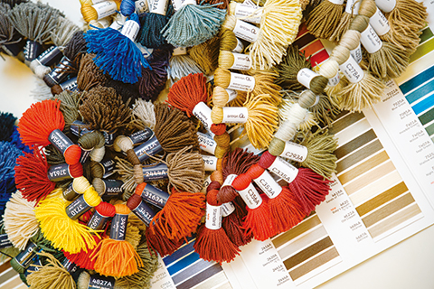 インビスタ社「アントロン®ルーミナ™原着ナイロン6,6」は、1245デニール（86色）と895デニール（75色）の糸で、全161色のカラーバリエーションをそろえる。色が一覧に並ぶ「カラーチャート」と、糸を引き抜いて組み合わせを確認できる「梵天」を用いて、開発を進めるという