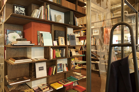 東京・永田町のシェアオフィス「みどり荘3」の仮眠室を設えた書棚。カーテンや壁面に東レのスエード調人工皮革「Ultrasuede®」を採用した