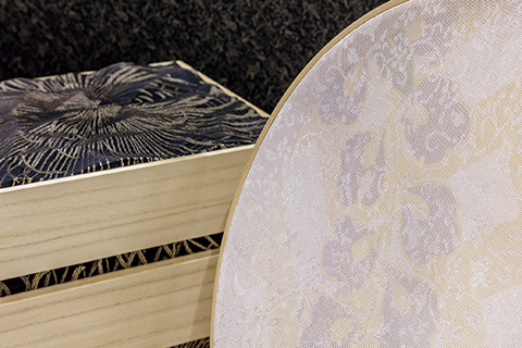 京都の「黒香師工房」のブースでは、金銀糸を用いて、繊細かつきらびやかな模様を表現した丹後ちりめんを展開。立体感のあるベースへの張り地や、生地を透かして見せる手法が並んだ