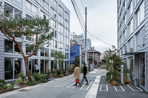 道路を挟んで、2棟が向かい合って建つカヤック新社屋。左が会議棟、右が研究開発棟。外装はガルバリウム鋼板を貼り、住宅用のアルミサッシを連続させた