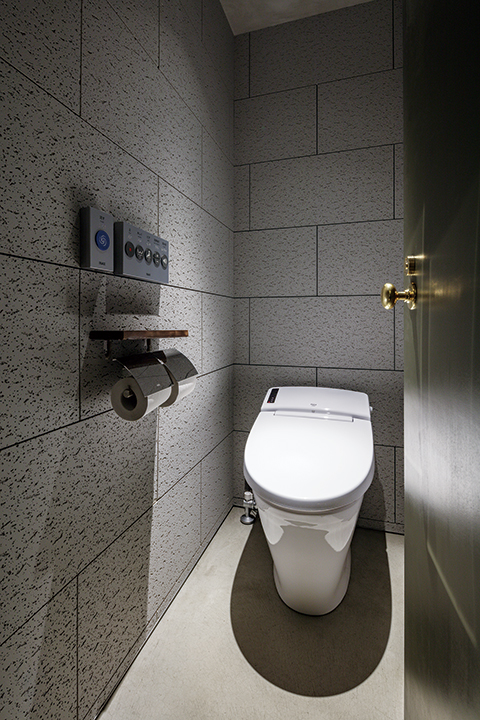 個室。便器は奥行きコンパクトなINAXのパブリック向けタンクレストイレ。ドアノブはクラシカルなデザインのものを採用した