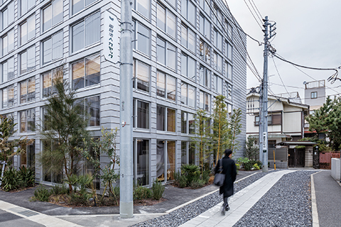 カヤック新社屋では、道路の電柱広告を借りてオフィスの看板としている