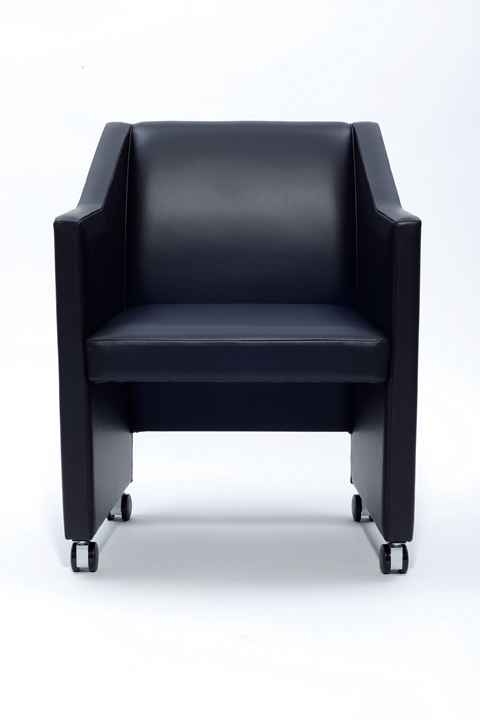 ミーティングチェア「LUDLOW」。会議室などでの使いやすさを考慮し、座り心地と可動式の機能性を追求しながら、個性的なデザインを実現している。w630×d590×h780（sh450）㎜、価格：132,000円〜