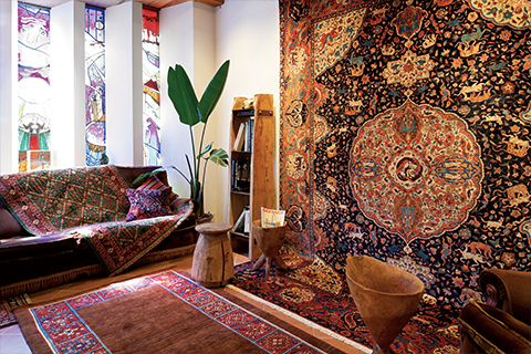 絨毯のデザインはデザイナーや職人、つくられる地域によって多様なものがある。その模様には各地域や部族の伝統的な様式、神話や祈りの意味が込められている。織り方もパイル織り、つづれ織りキリム、スマック織り、真珠織り、ジャジム織りなど多彩