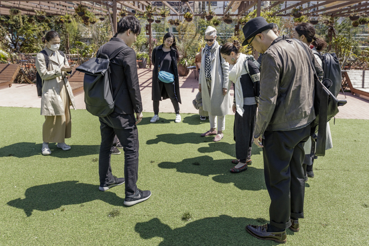 「SHARE GREEN MINAMI AOYAMA」。都心とは思えない広々とした芝生広場を中心にした複合施設