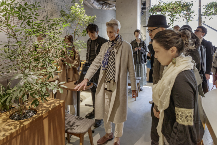 店内は、明治神宮の森をイメージした植物や壁画に彩られている