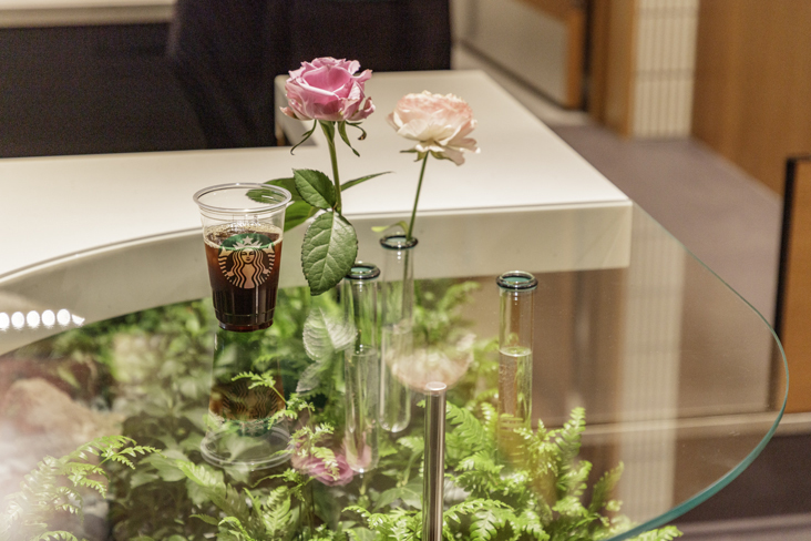 受け渡しコーナーは、ガラス天板の下の植物と季節の花を飾る一輪挿しが印象的にデザインされた