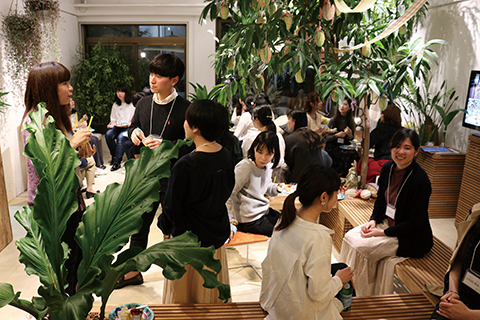 東京・池尻にある本社での学生向けイベントの様子。入社後は、初年度よりショッピングモール、百貨店、レストラン、カフェ、ホテル、ミュージアム、チャペル、学校など多岐に渡るクライアントを担当し、植栽系デザイナーとしての能力を身につけていくこととなる
