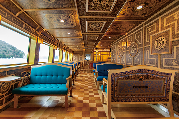 水戸岡鋭治氏のデザインによる箱根の遊覧船「クイーン芦ノ湖」の特別船室。突き板にデジタルプリントを施すことで装飾性を高めている