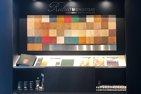 ベルギー製の自然オイル塗料「ルビオモノコート」全51色のカラーサンプルの展示コーナー（南青山ショールーム）。「ルビオモノコート」は一回塗りで木材の着色と保護が可能