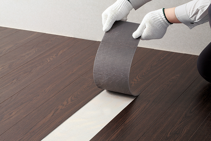 「フロアロック210」で接着後、床材を手で剥がすことが可能。下地を傷めることなく、接着剤の除去も容易で、工期の短縮が見込める