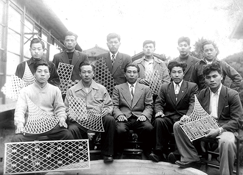 1958年頃の写真。前列右端が、創業者である故谷端敏夫氏