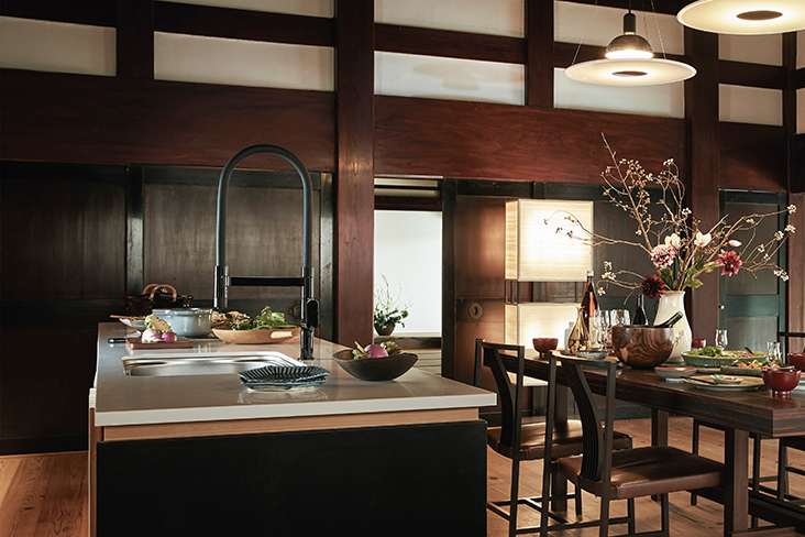 「MONOTON」のシングルワンホールスプレー混合栓。家具デザイナーの岩倉榮利氏がデザインを手掛け、和の雰囲気を醸しながらも伝統やモダンの軸を超越した新しい日本のスタイルを提案する