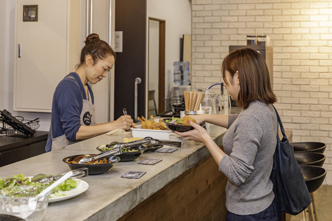ランチには1階にある食堂「tiny peace kitchen」からのケータリングがあり、若手社員にとって貴重な食事となっている。