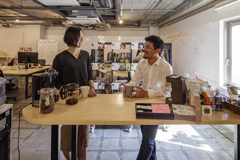 コーヒーカウンター。オフィスには、キッチン、屋台風カウンター、コーヒーカウンターという三つの食の拠点が配置されている。