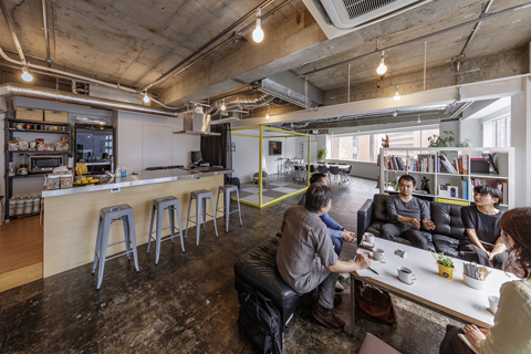 コモン型の例「Designit Tokyo」。執務スペースとは異なるフロアに、キッチンやラウンジ、ワークショップのスペースを設けている。