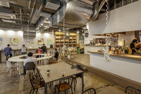 ノード型の例「tiny peace kitchen」。路面のカフェのようなつくりで、社員食堂としての機能を持つと共に、一般の人にも食堂として開放され、独立採算で運営されている。