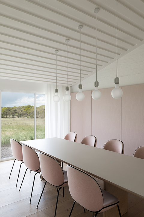 デンマークのKvadrat本社のミーティングルームの壁面に設置している「Soft Cells」。家具やインテリアに合わせて、パネルのデザインやファブリックの種類を選択。テキスタイルメーカーならではのデザイン性にこだわった空間づくりを行なっている