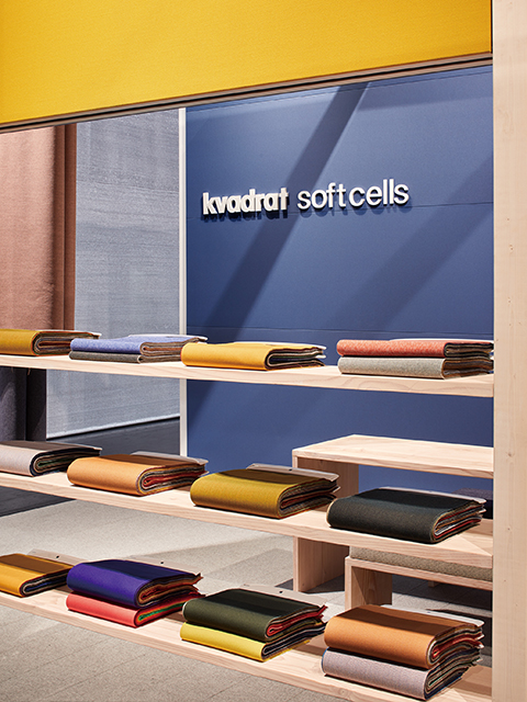 2018年にドイツ・ケルンで開催された世界最大規模のオフィス設備・家具の見本市、「ORGATEC」での展示ブース。「Soft Cells」のパネルに張るテキスタイルは、カラーバリエーション豊かなKvadrat社のテキスタイルから選択