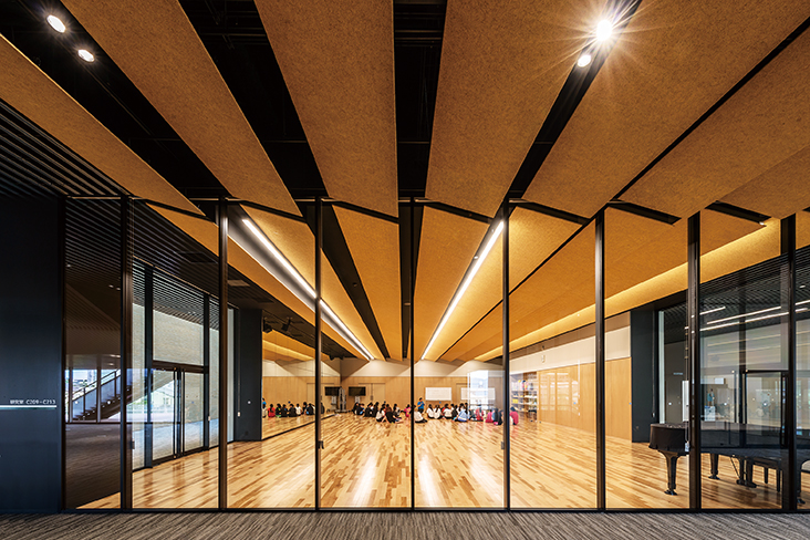 常葉大学のダンス室の天井に設置された「レノウッド」（設計、施工：竹中工務店）。吸音効果はもちろん、意匠性にもこだわった空間づくりに最適