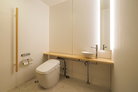トイレはゆとりのあるスペースを確保し、カウンターや手すりにも腐食に強いアzラスカヒノキが使われている