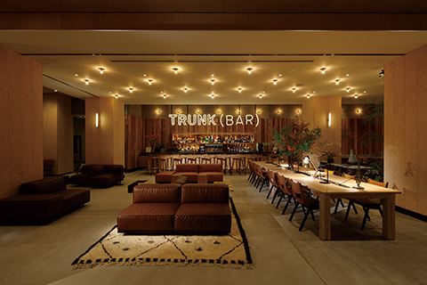 「TRUNK HOTEL」のラウンジにはオリジナルのソファやダイニングテーブル、チェアなどが並ぶ
